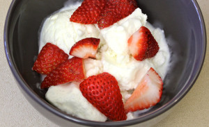 Soft serve vanilla frozen yoghurt with strawberries