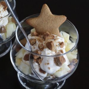 Gingerbread biscuits with whipped cream and fruit